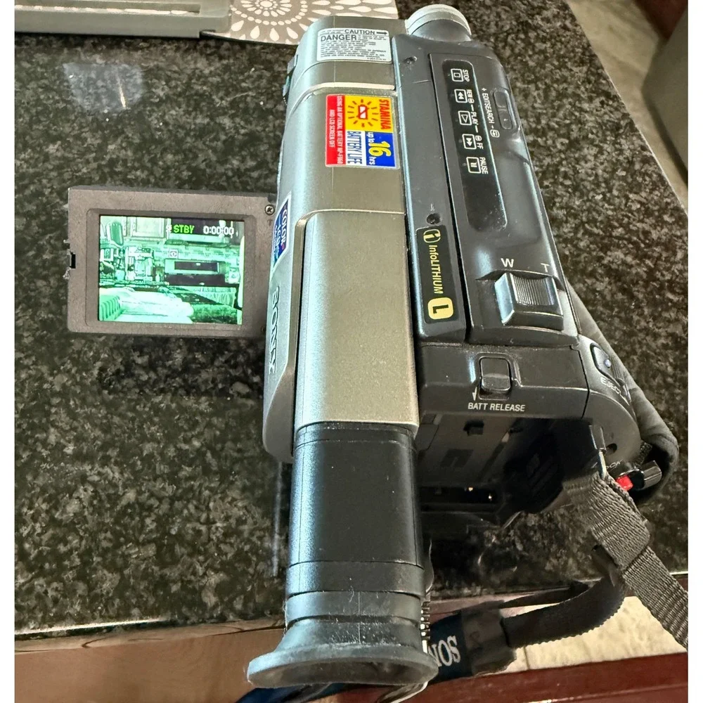 Sony Handycam Vision CCD-TRV37 Video 8 XR Camcorder 200x Digital Zoom NightShot